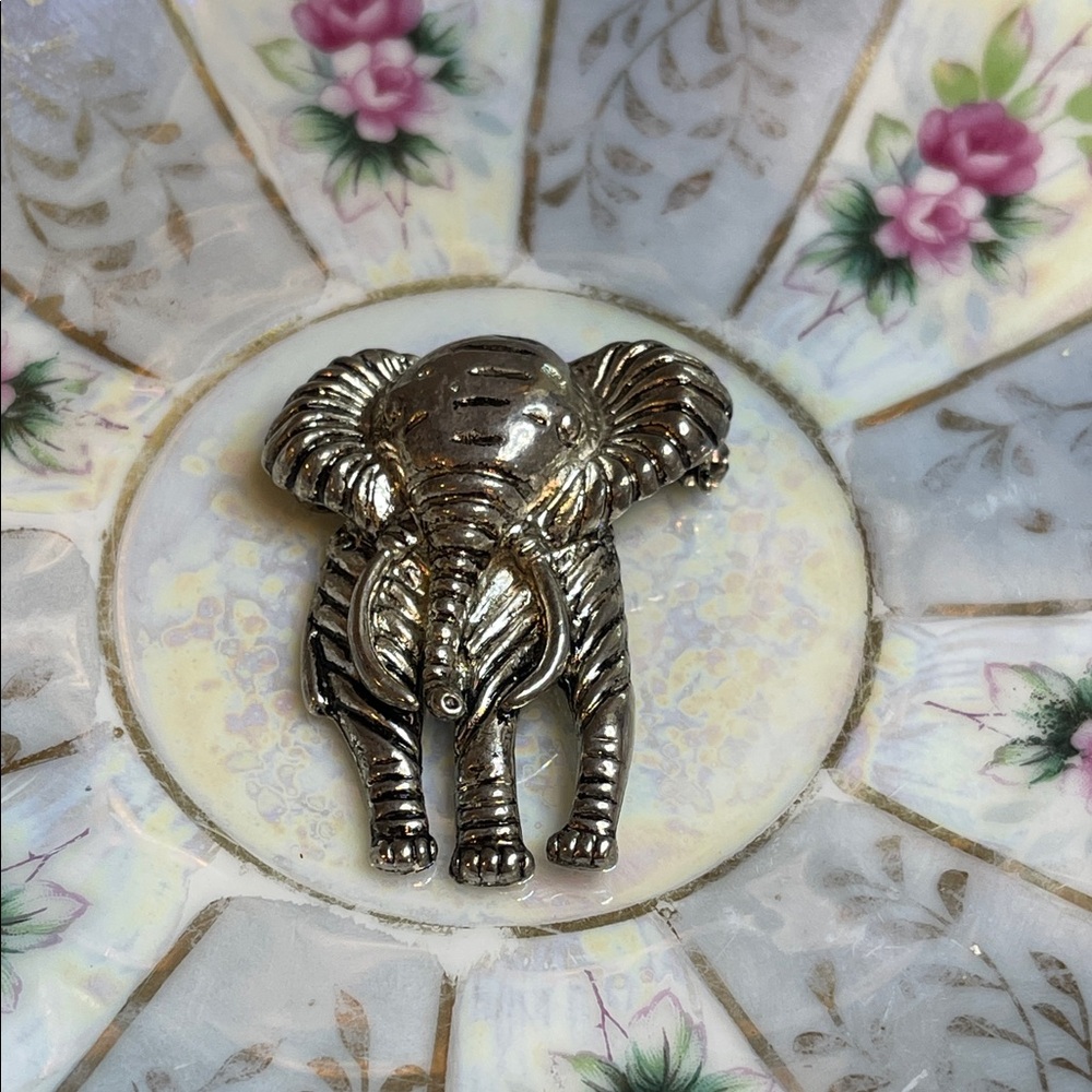 🍄Vintage Silver Plated 3-D Textured Elephant with Tusks Brooch
